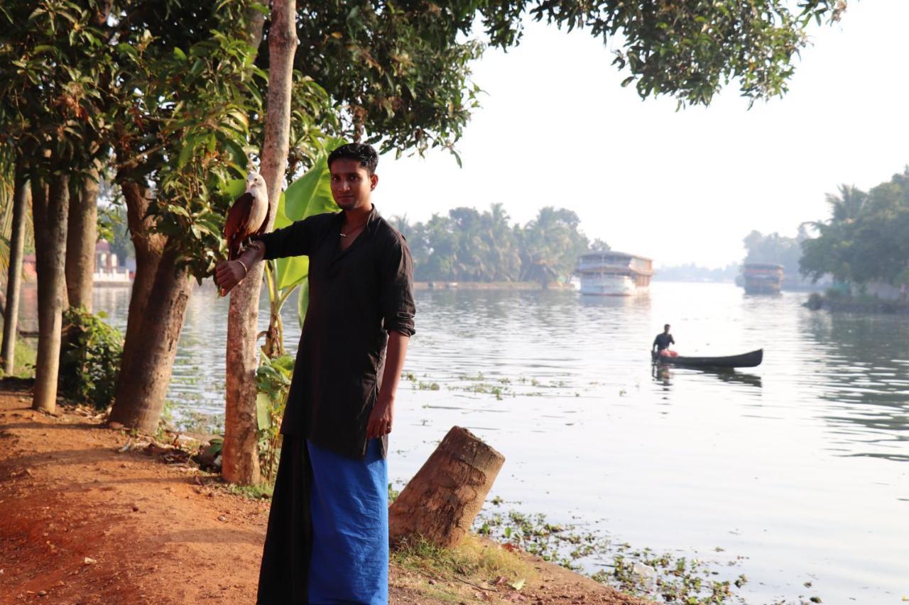 فندق Alappuzhaفي  Sreekrishna Houseboat C/O Sreekrishna Ayurveda Panchakarma Centre المظهر الخارجي الصورة