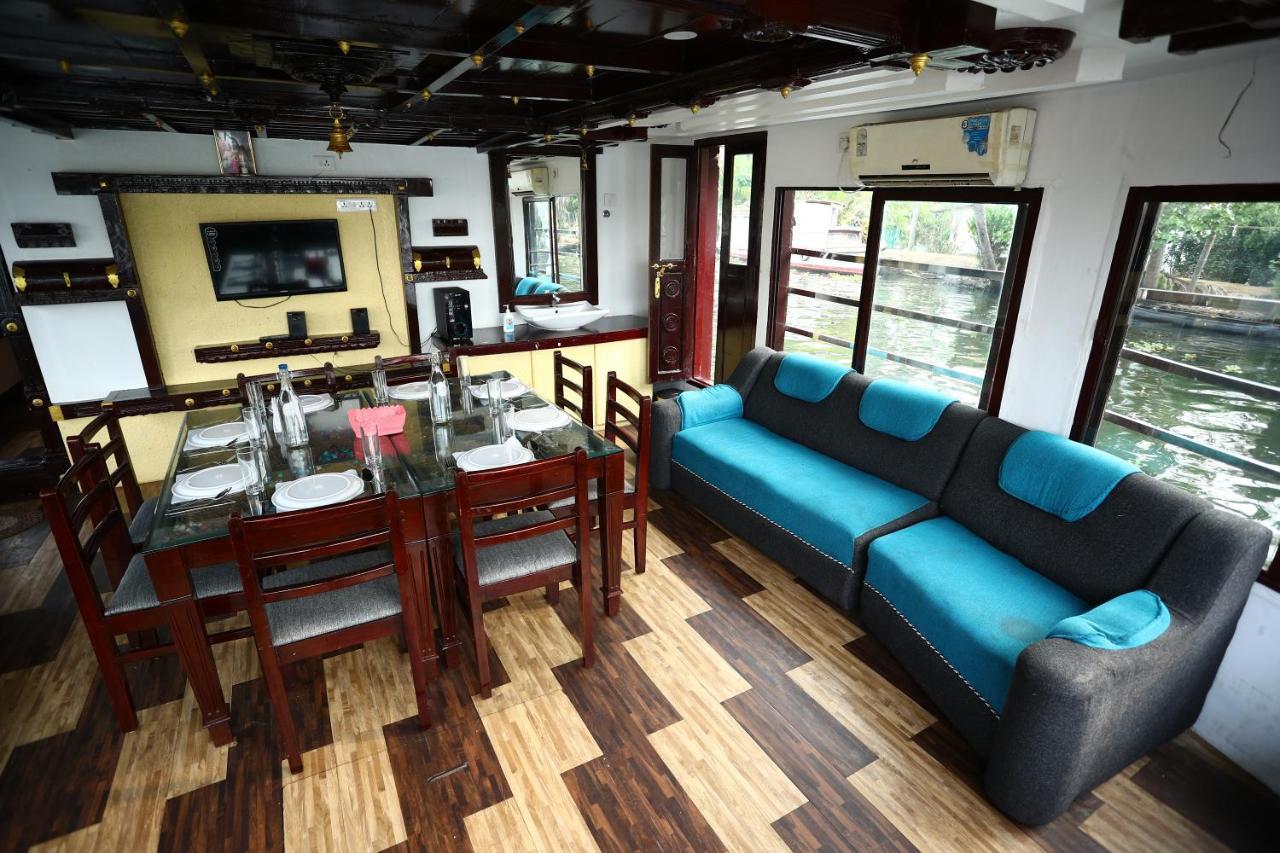 فندق Alappuzhaفي  Sreekrishna Houseboat C/O Sreekrishna Ayurveda Panchakarma Centre المظهر الخارجي الصورة