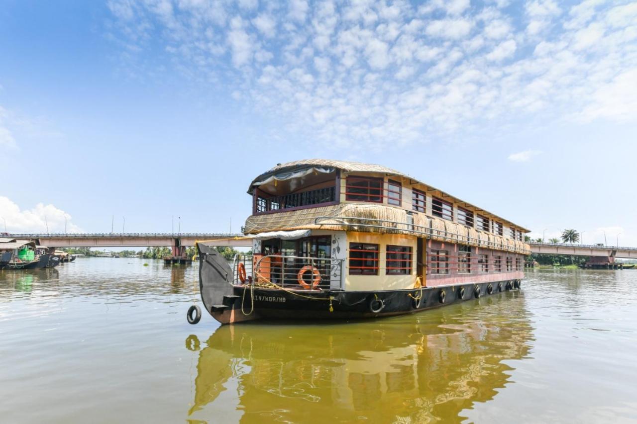 فندق Alappuzhaفي  Sreekrishna Houseboat C/O Sreekrishna Ayurveda Panchakarma Centre المظهر الخارجي الصورة