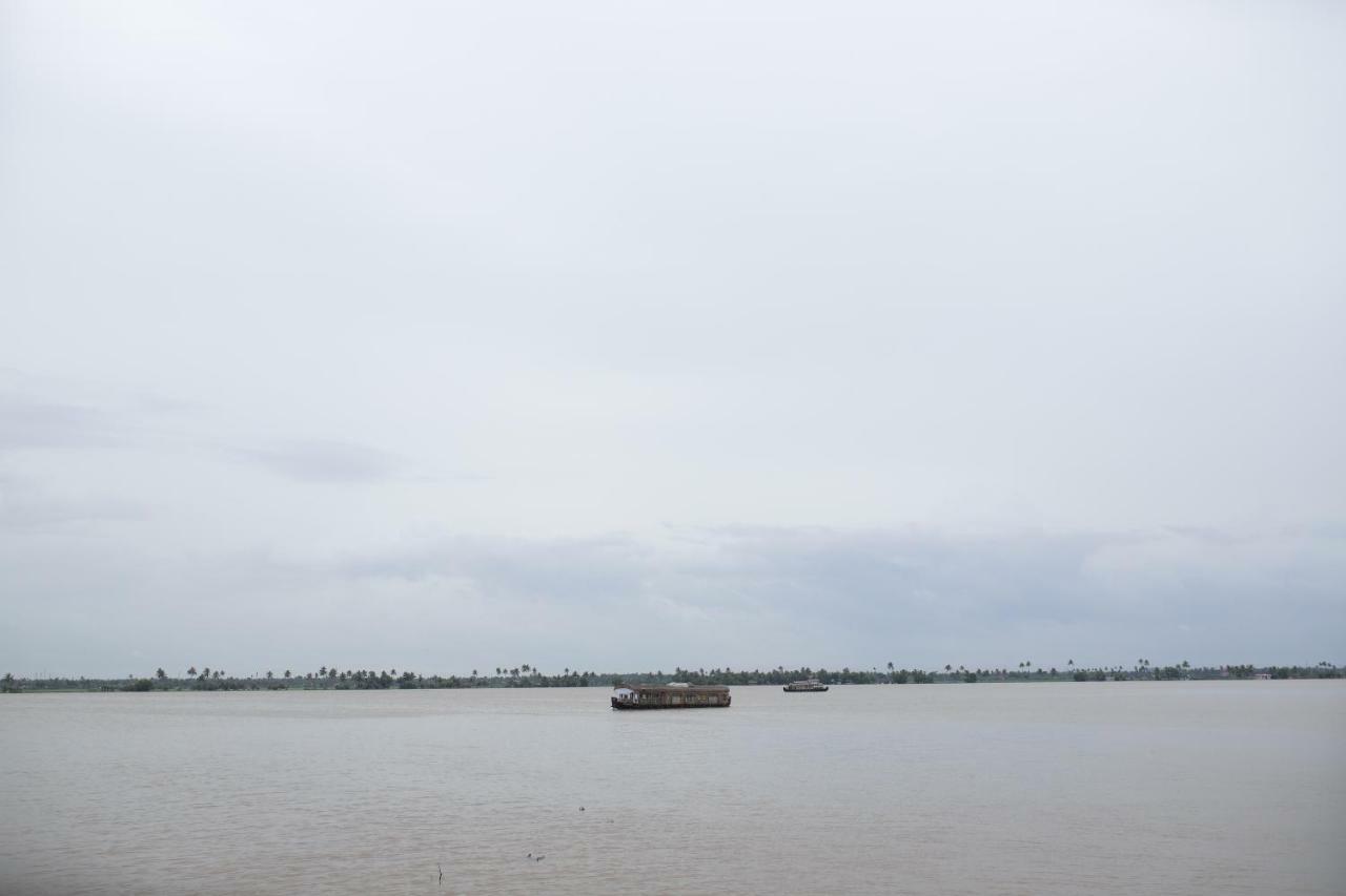 فندق Alappuzhaفي  Sreekrishna Houseboat C/O Sreekrishna Ayurveda Panchakarma Centre المظهر الخارجي الصورة