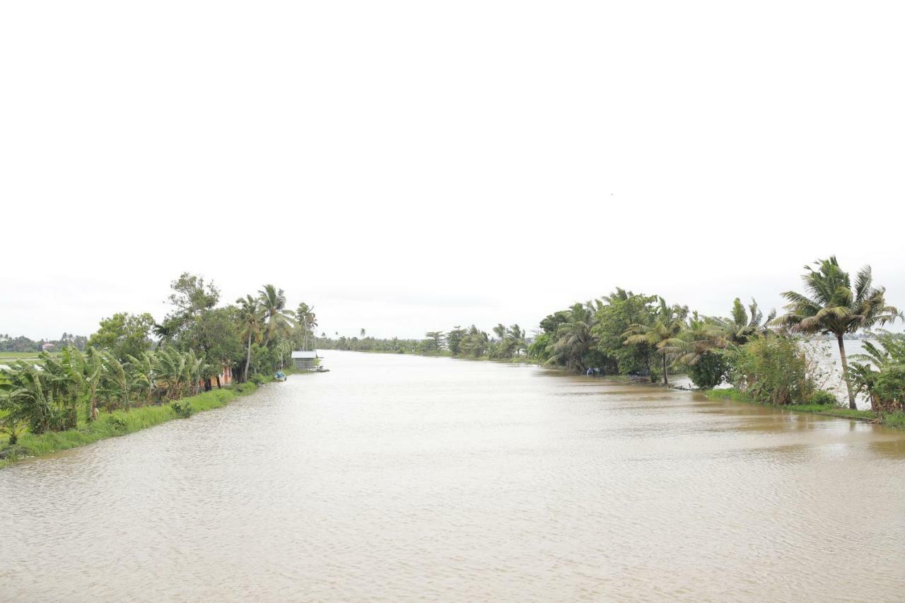 فندق Alappuzhaفي  Sreekrishna Houseboat C/O Sreekrishna Ayurveda Panchakarma Centre المظهر الخارجي الصورة