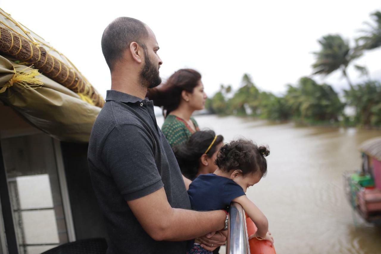 فندق Alappuzhaفي  Sreekrishna Houseboat C/O Sreekrishna Ayurveda Panchakarma Centre المظهر الخارجي الصورة